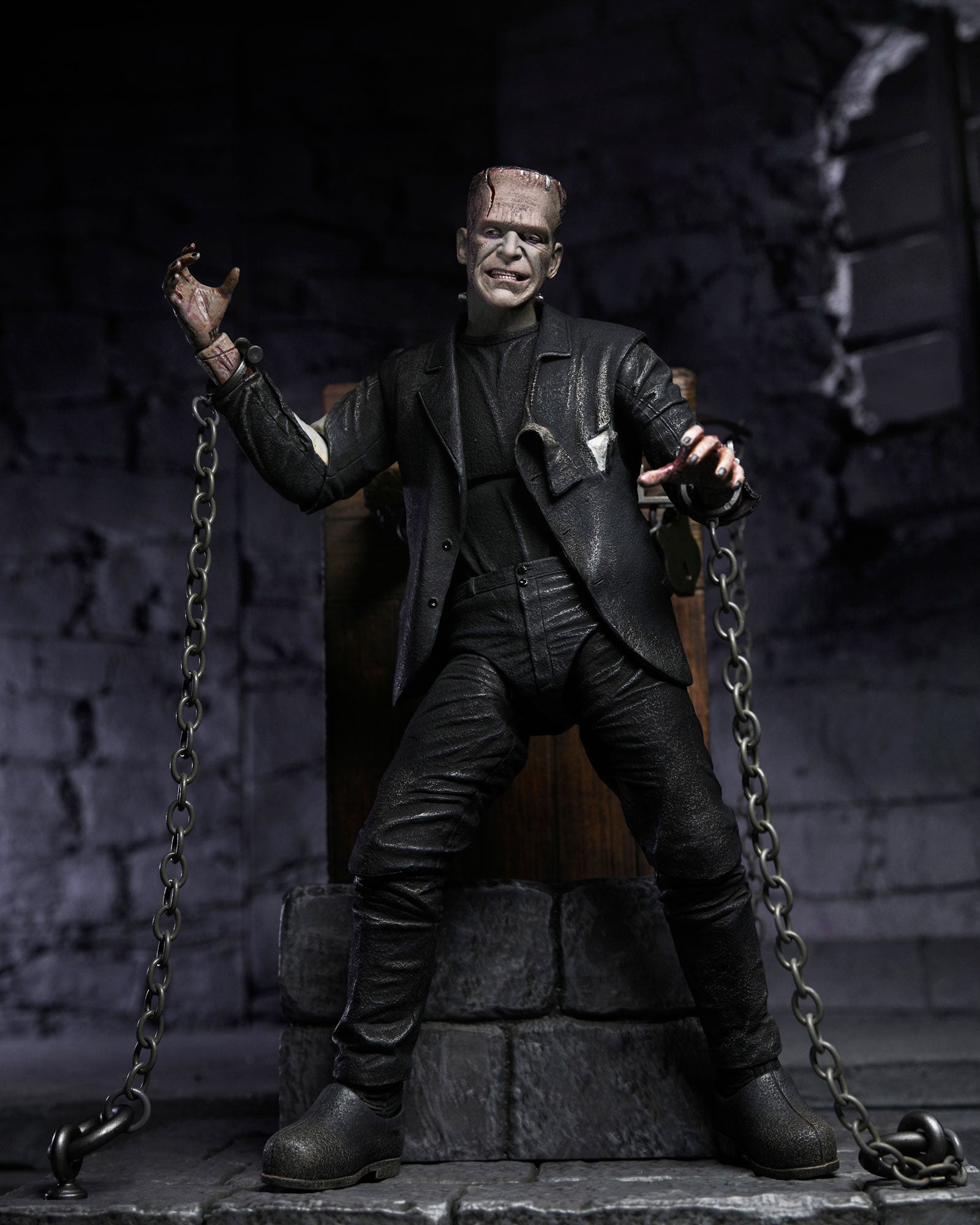 Universal Monsters’ Bride of Frankenstein – Ultimate Frankenstein’s Monster with Chair 7” Scale Action Figure
