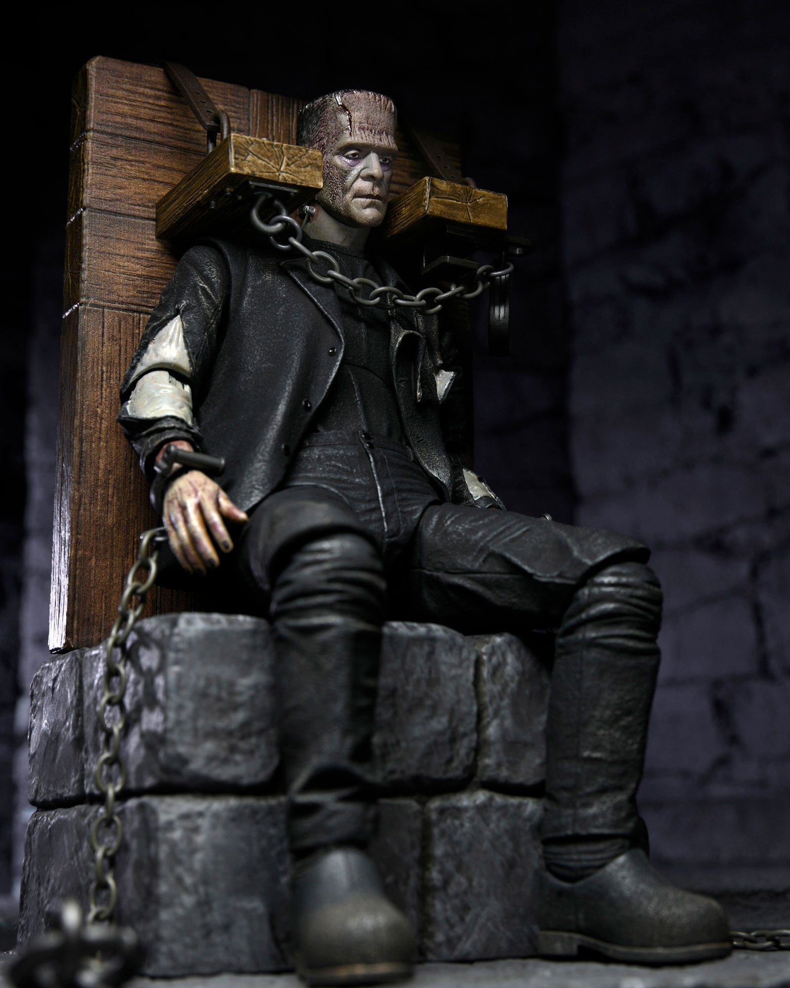 Universal Monsters’ Bride of Frankenstein – Ultimate Frankenstein’s Monster with Chair 7” Scale Action Figure