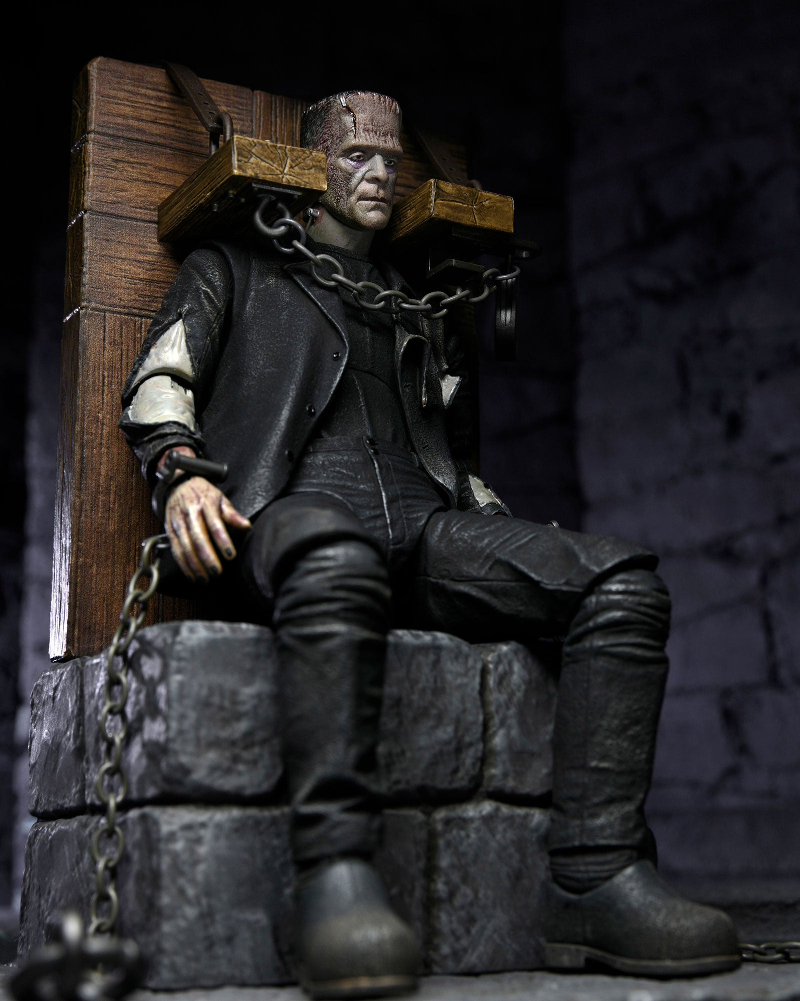 Universal Monsters’ Bride of Frankenstein – Ultimate Frankenstein’s Monster with Chair 7” Scale Action Figure 