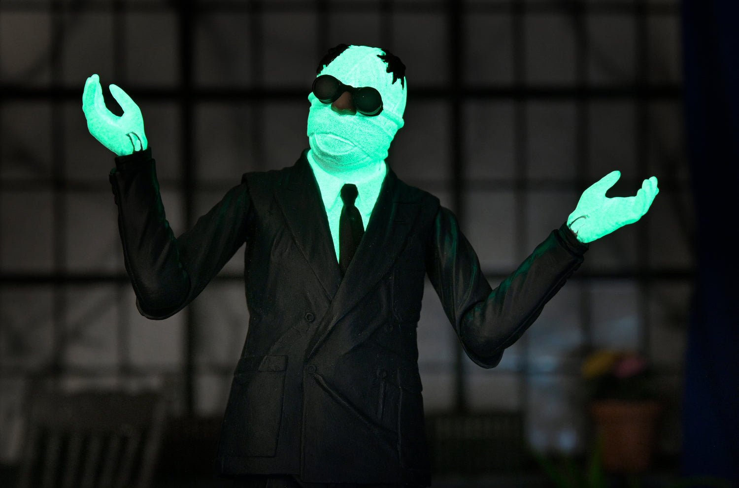 Universal Monsters – Glow-in-the-Dark Retro Invisible Man 7” Scale Action Figure (2024 Con Exclusive) - NECA