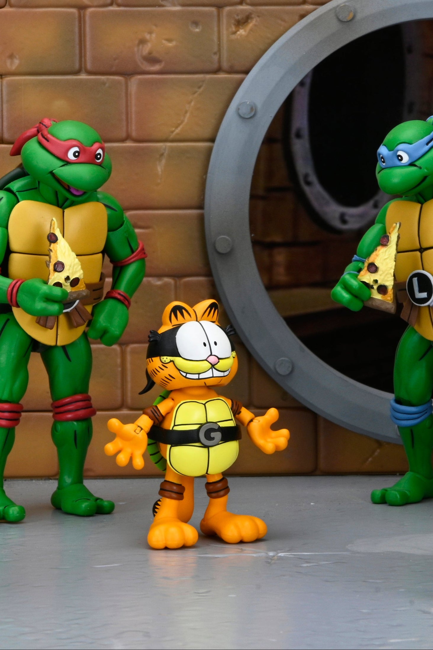 Teenage Mutant Ninja Turtles (Archie Comics) x Garfield - Ultimate Garfello & Odie 7” Scale Action Figures - NECA - Garfello shown with turtle brothers