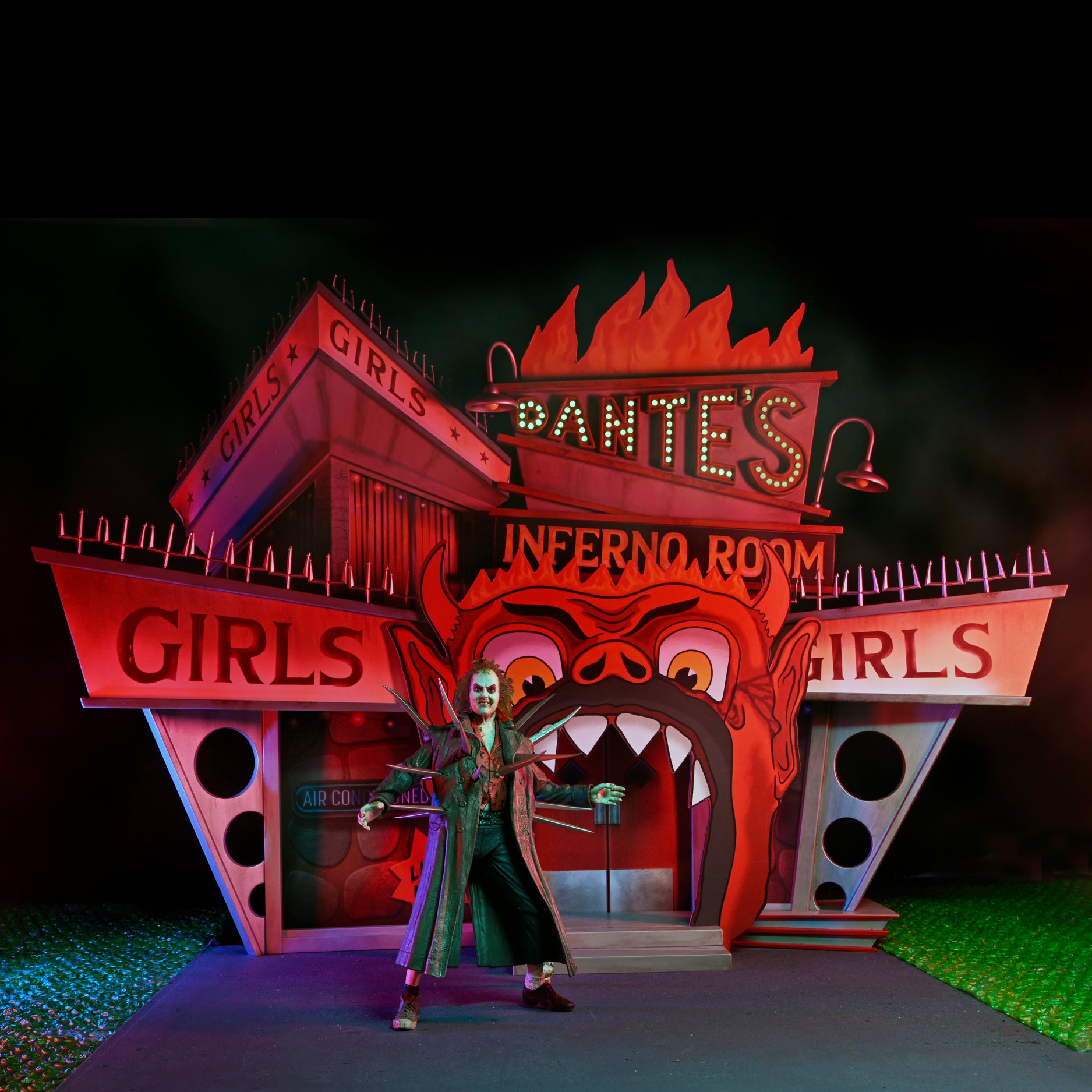 Beetlejuice (1988) - Ultimate Trench Coat with Spikes Beetlejuice 7" Scale Action Figure and Dante’s Inferno Room Deluxe Set - NECA