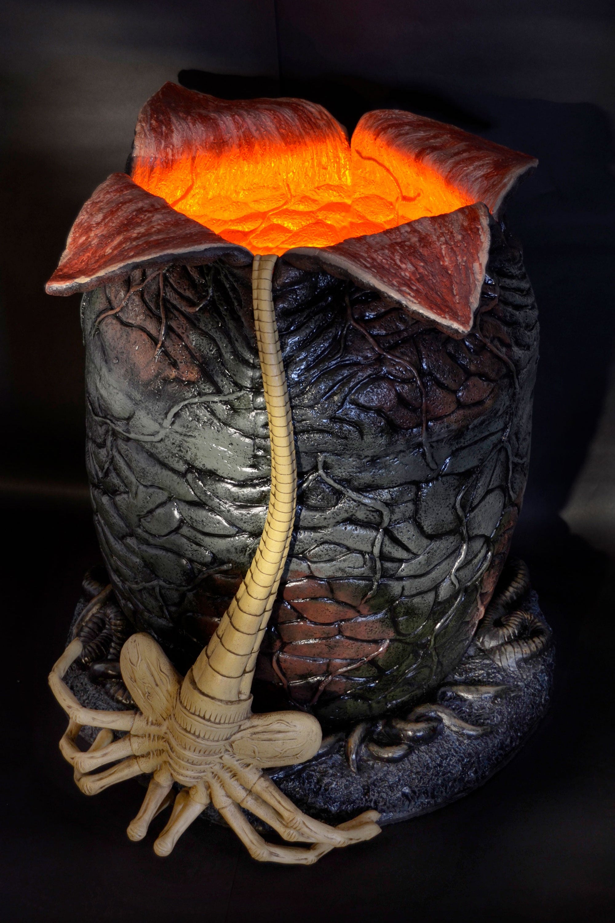 Aliens - Xenomorph Egg Life-Size Replica with LED Lights and Facehugger - NECA