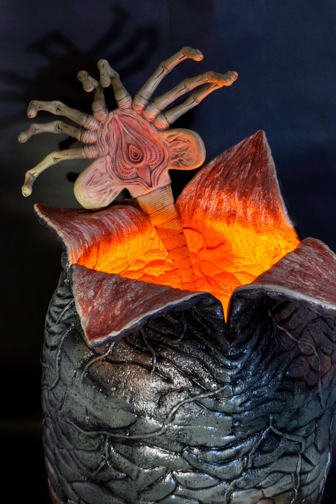 Aliens Life-Size Xenomorph egg replica with LED lights and Aliens Life-Size Xenomorph egg replica with LED lights and Facehugger