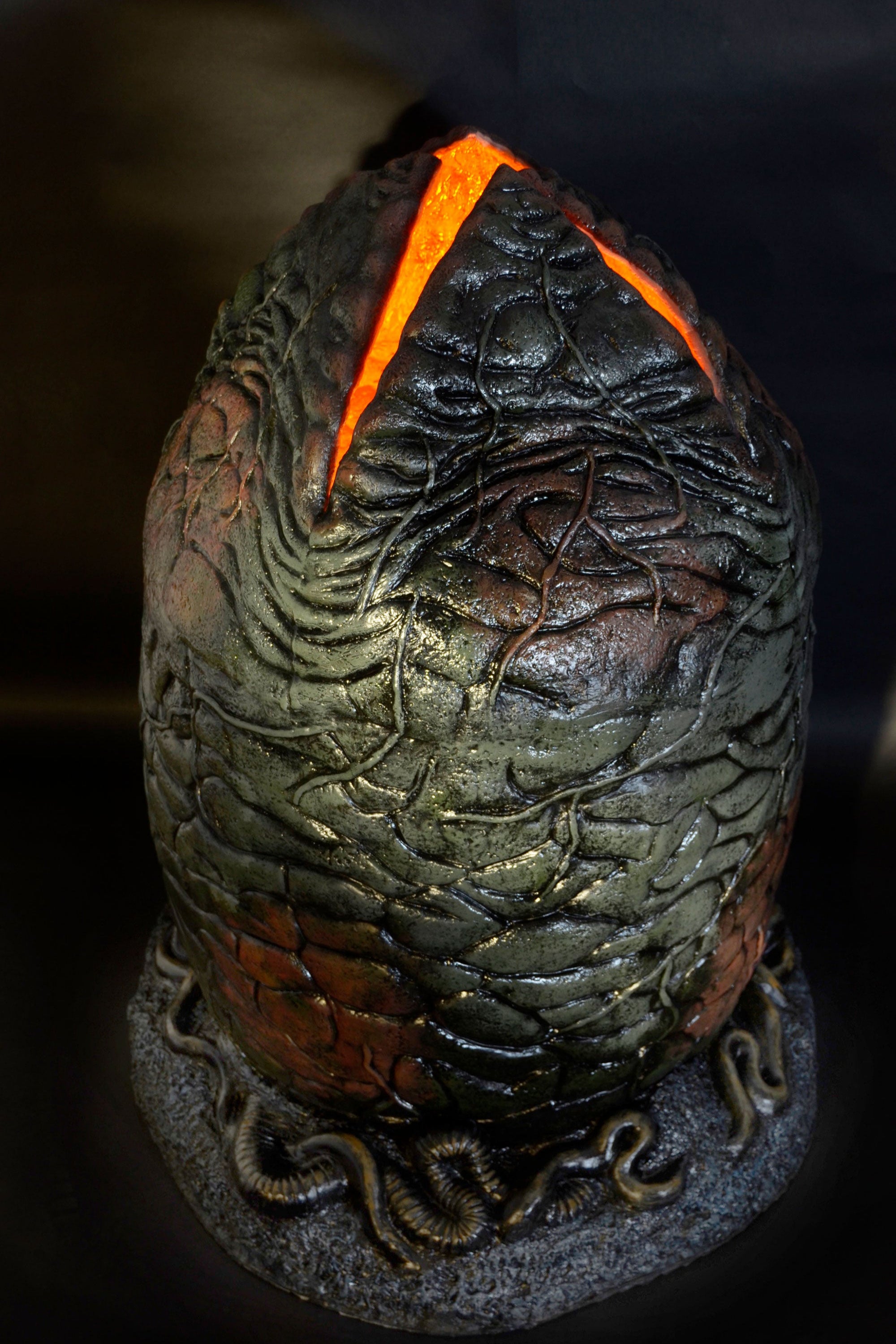 Aliens - Xenomorph Egg Life-Size Replica with LED Lights - NECA