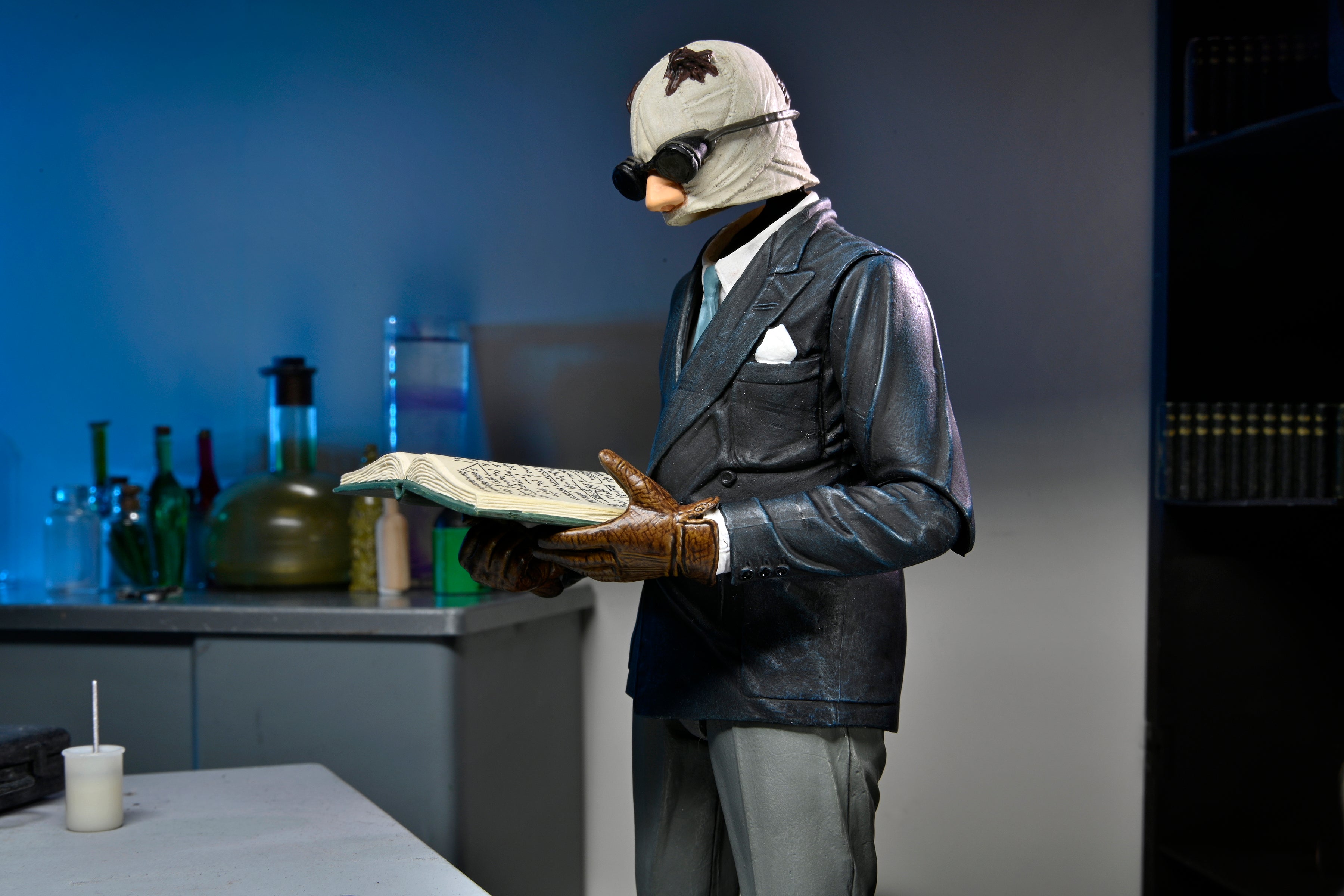 Universal Monsters - Ultimate Invisible Man 7" Scale Action Figure