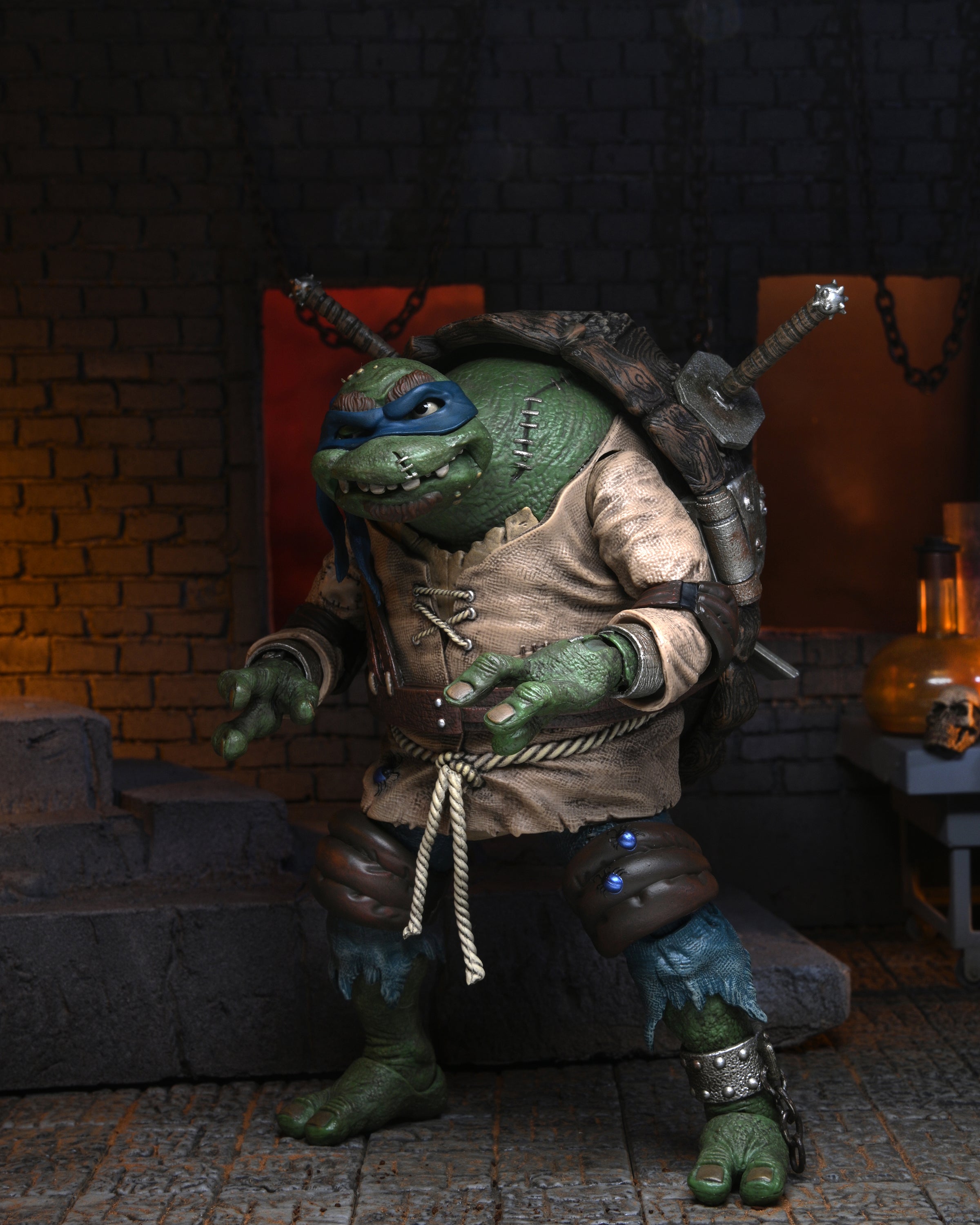 Universal Monsters/Teenage Mutant Ninja Turtles - 7” Scale Action Figure - Leonardo as The Hunchback - NECA