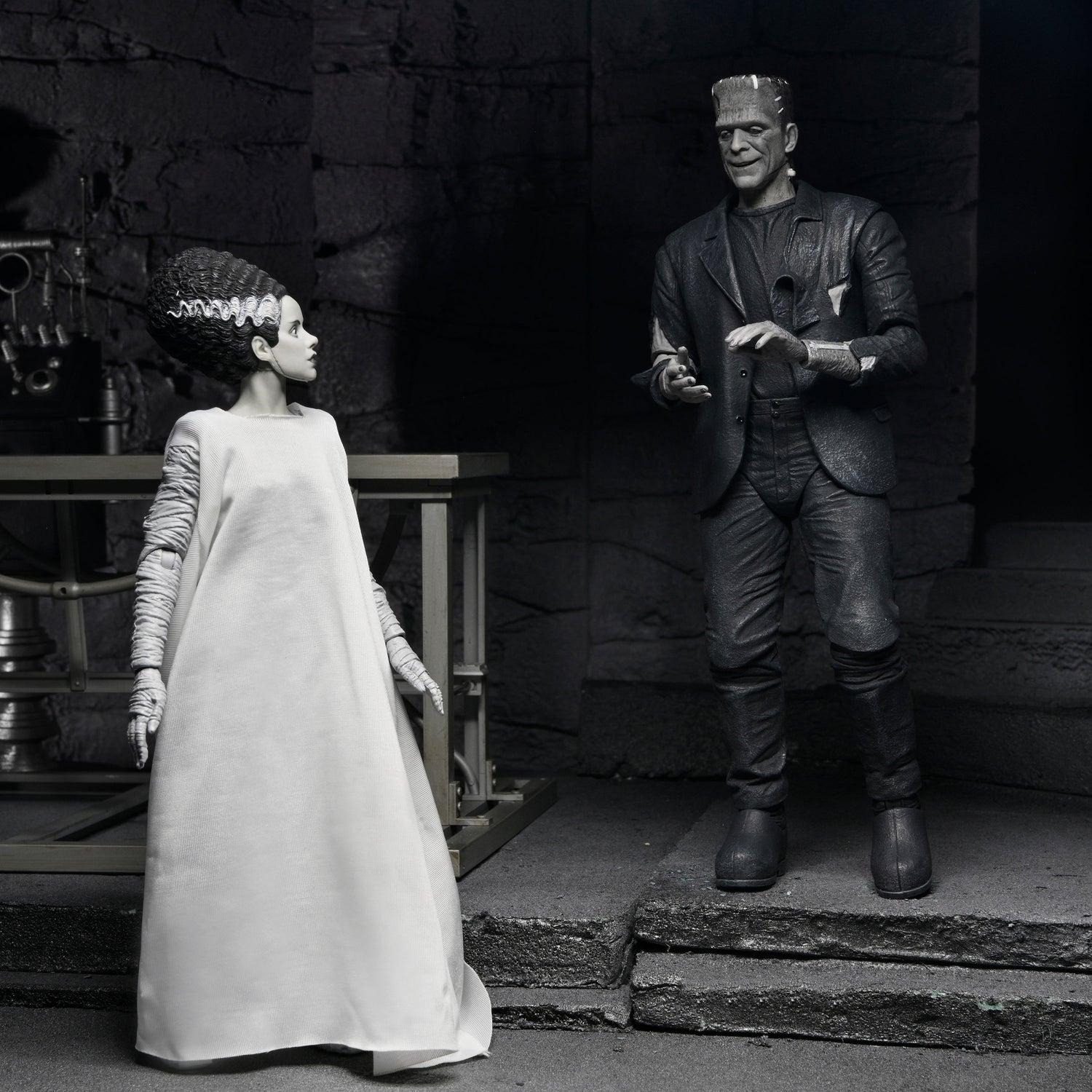 Universal Monsters 2-Pack Action Figure Bride of Frankenstein 90th Anniversary The Monster & His Mate (B&W) 18 cm Universal Monsters 2-Pack Action Figure Bride of Frankenstein 90th Anniversary The Monster & His Mate (B&W) 18 cm