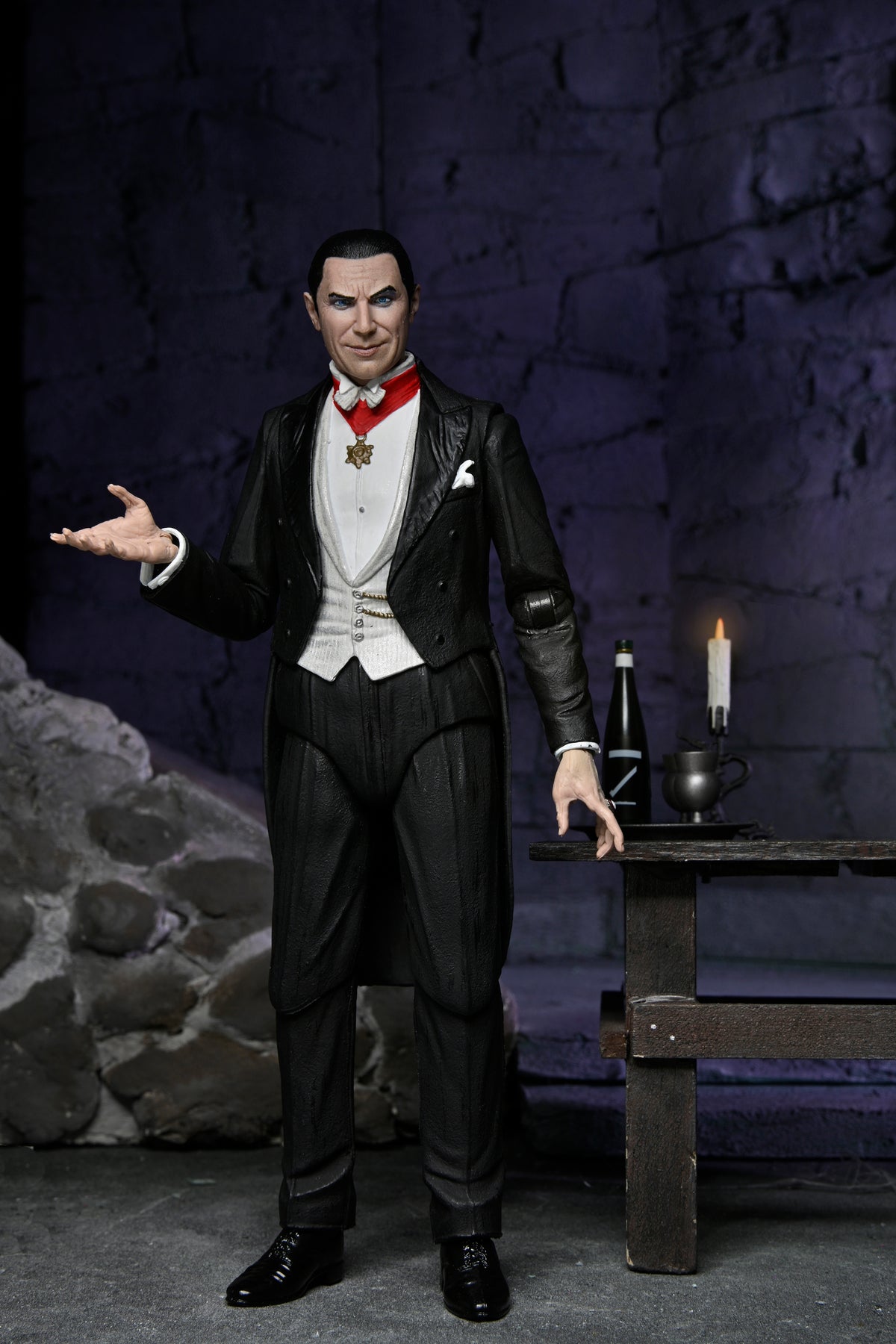 Universal Monsters - Ultimate Dracula (Transylvania) 7" Scale Action F ...