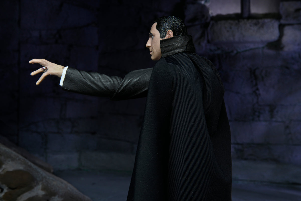 Universal Monsters - Ultimate Dracula (Transylvania) 7" Scale Action F ...