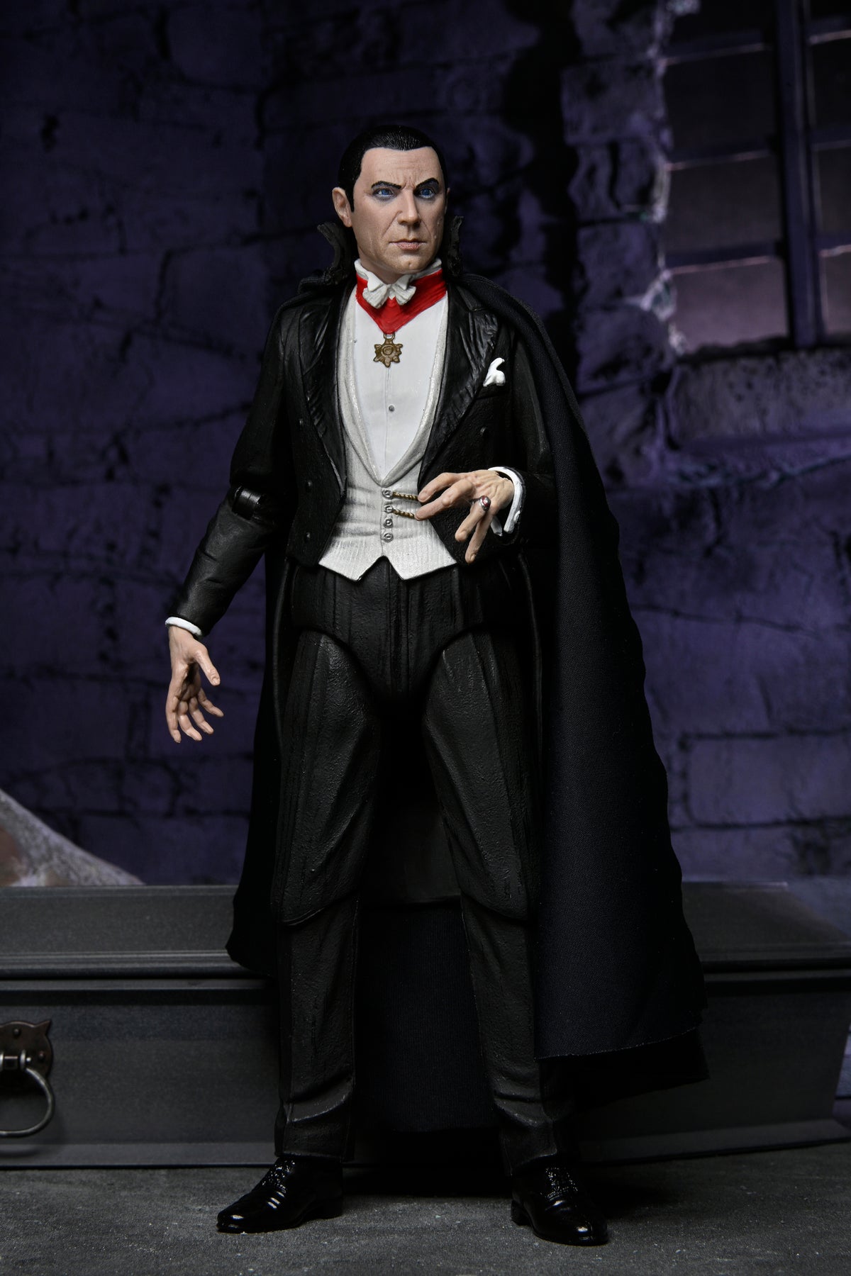 Universal Monsters - Ultimate Dracula (Transylvania) 7" Scale Action F ...