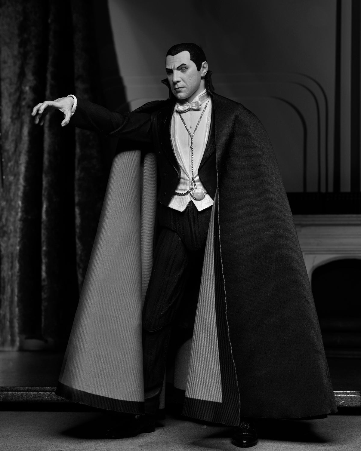 Universal Monsters - Ultimate Dracula (Carfax Abbey) 7" Scale Action F ...
