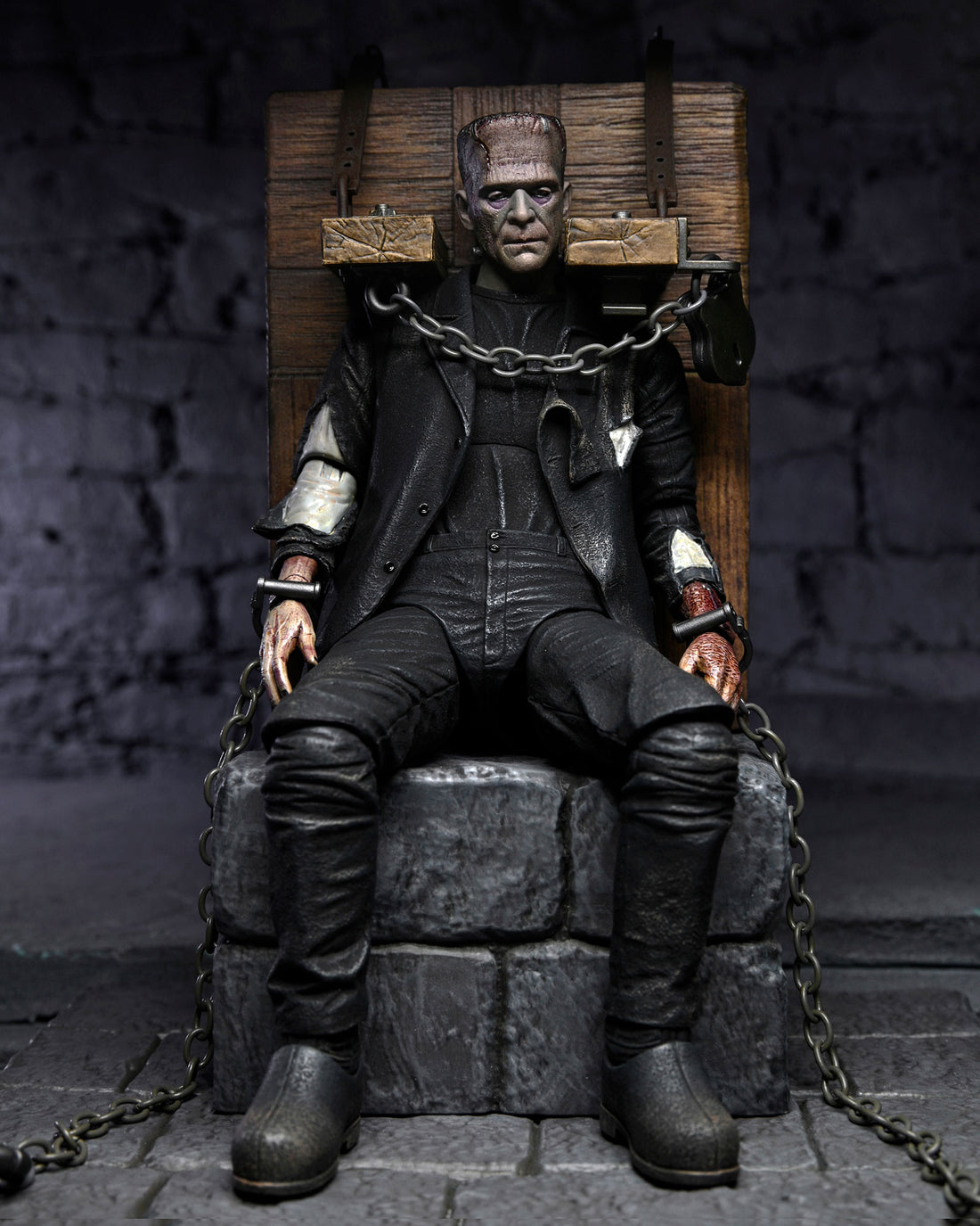 Universal Monsters’ Bride of Frankenstein – Ultimate Frankenstein’s Monster with Chair 7” Scale Action Figure