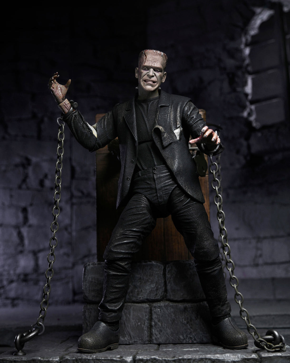 Universal Monsters’ Bride of Frankenstein – Ultimate Frankenstein’s Monster with Chair 7” Scale Action Figure 