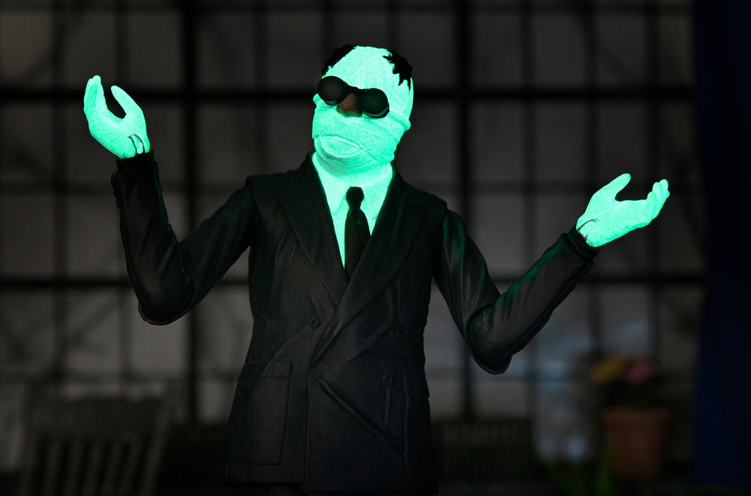 Universal Monsters – Glow-in-the-Dark Retro Invisible Man 7” Scale Action Figure (2024 Con Exclusive) - NECA