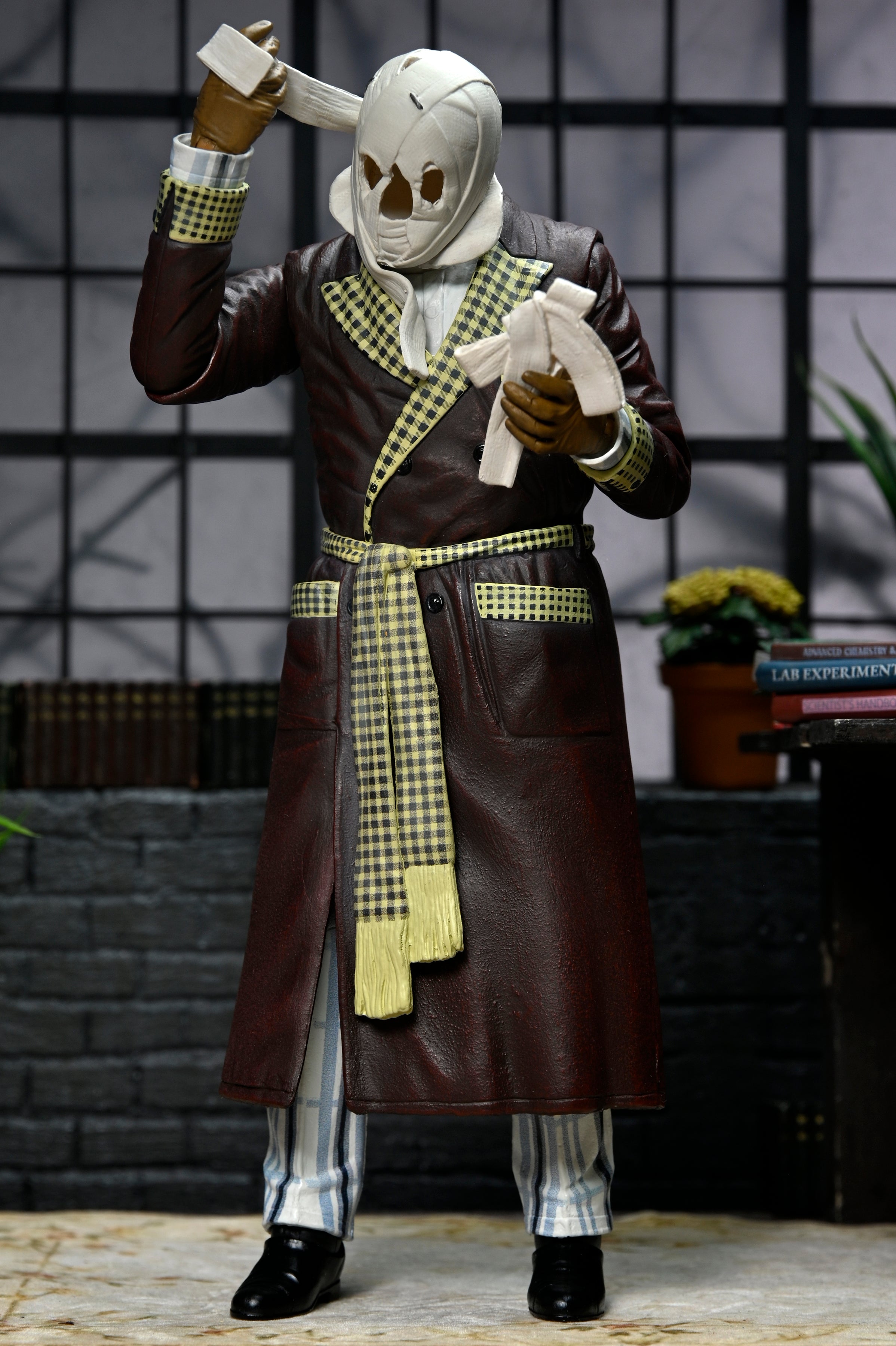 Universal Monsters - Ultimate Invisible Man “Kemp House” 7” Scale Action Figure