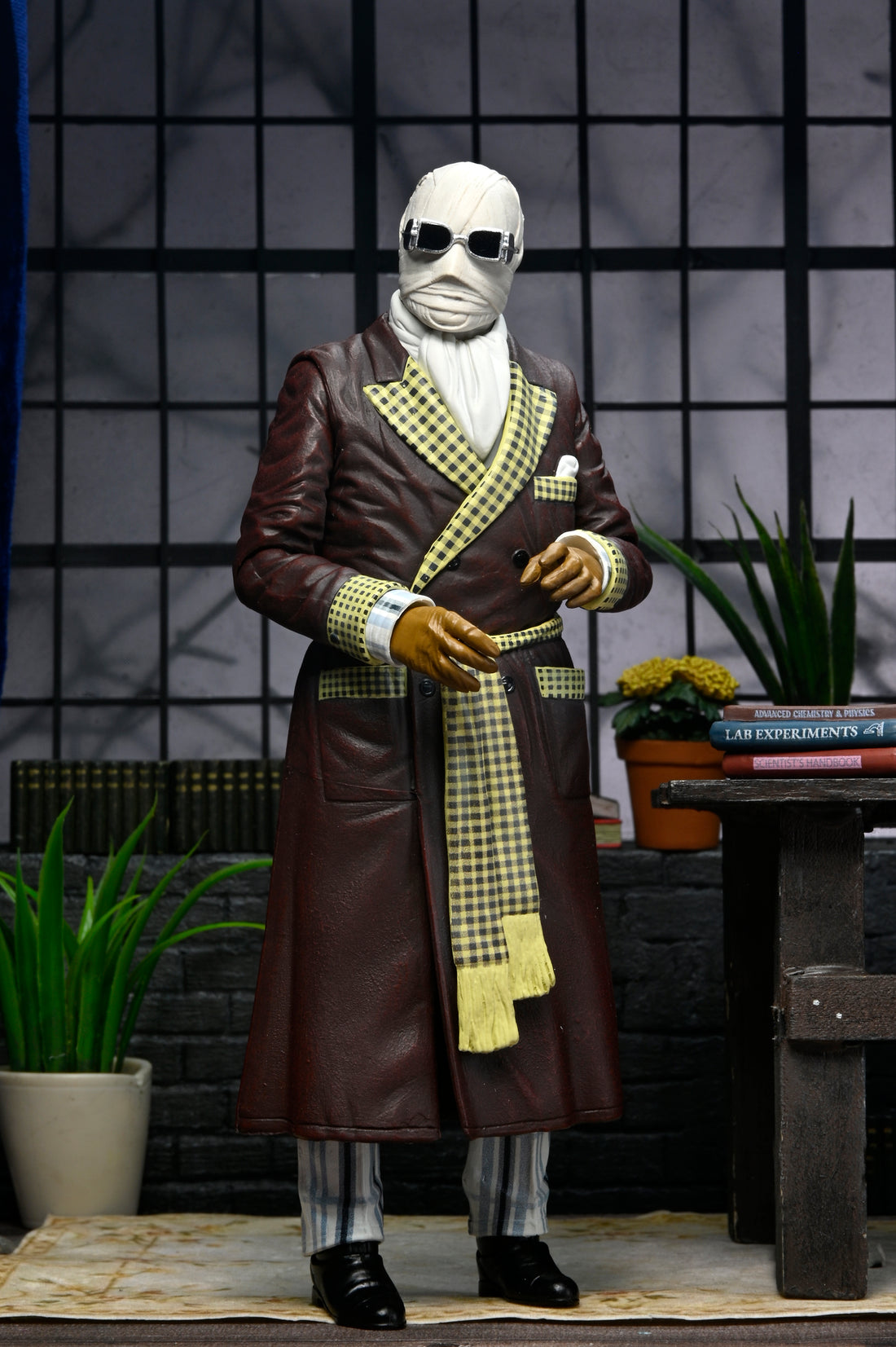 Universal Monsters - Ultimate Invisible Man “Kemp House” 7” Scale Action Figure - NECA
