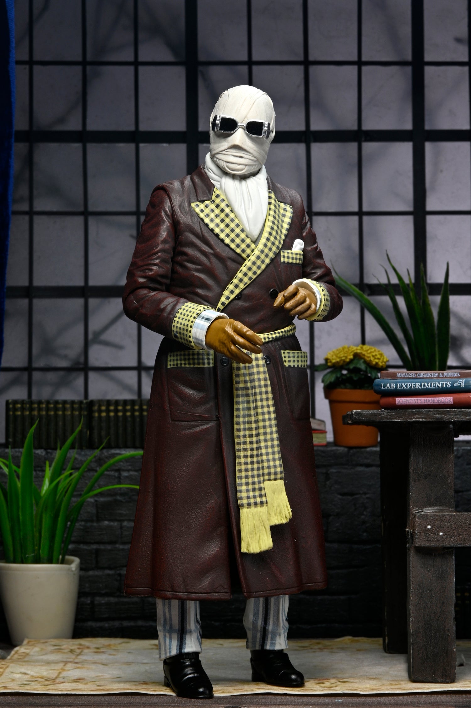 Universal Monsters - Ultimate Invisible Man “Kemp House” 7” Scale Action Figure - NECA