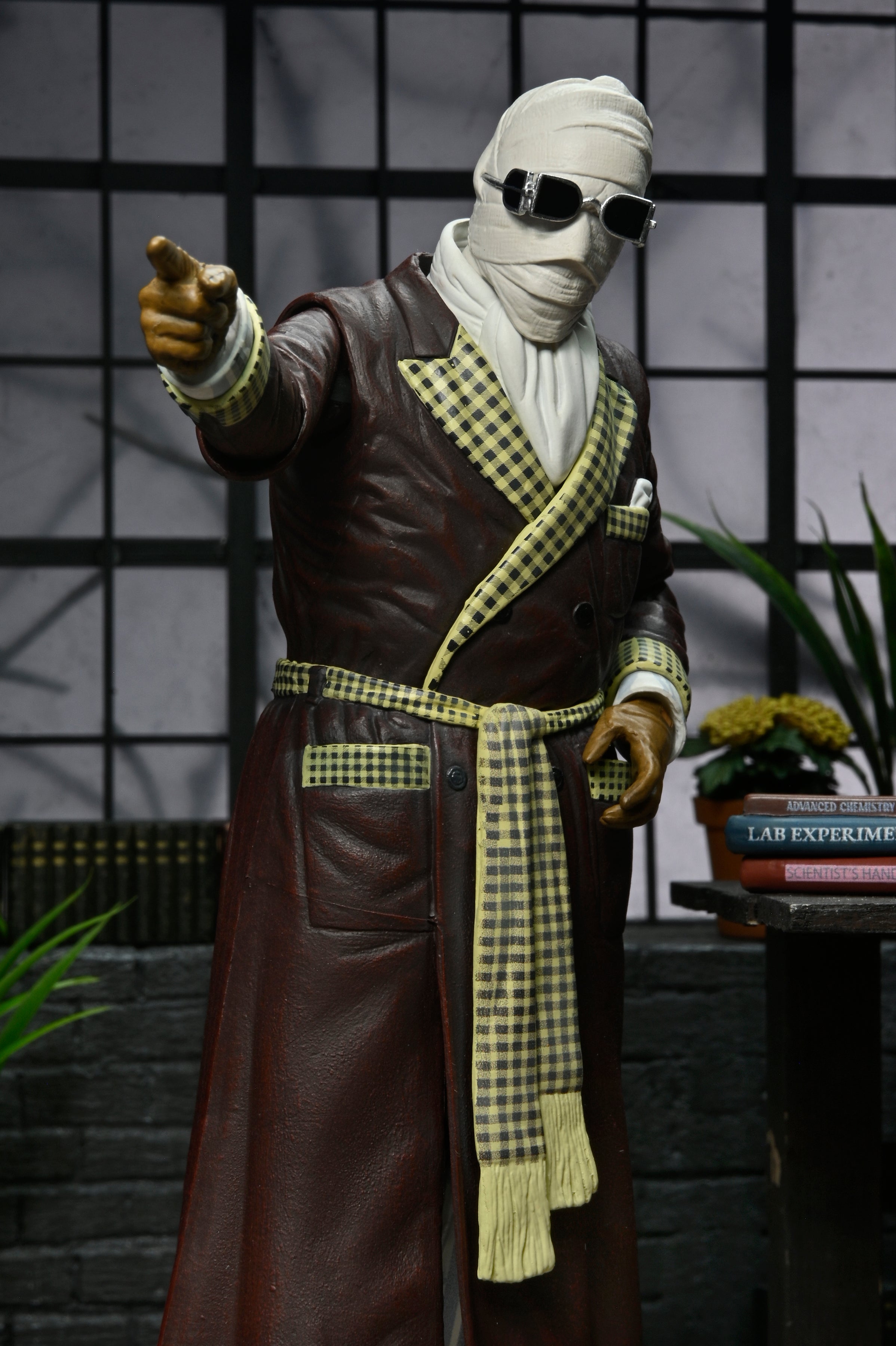 Universal Monsters - Ultimate Invisible Man “Kemp House” 7” Scale Action Figure - NECA