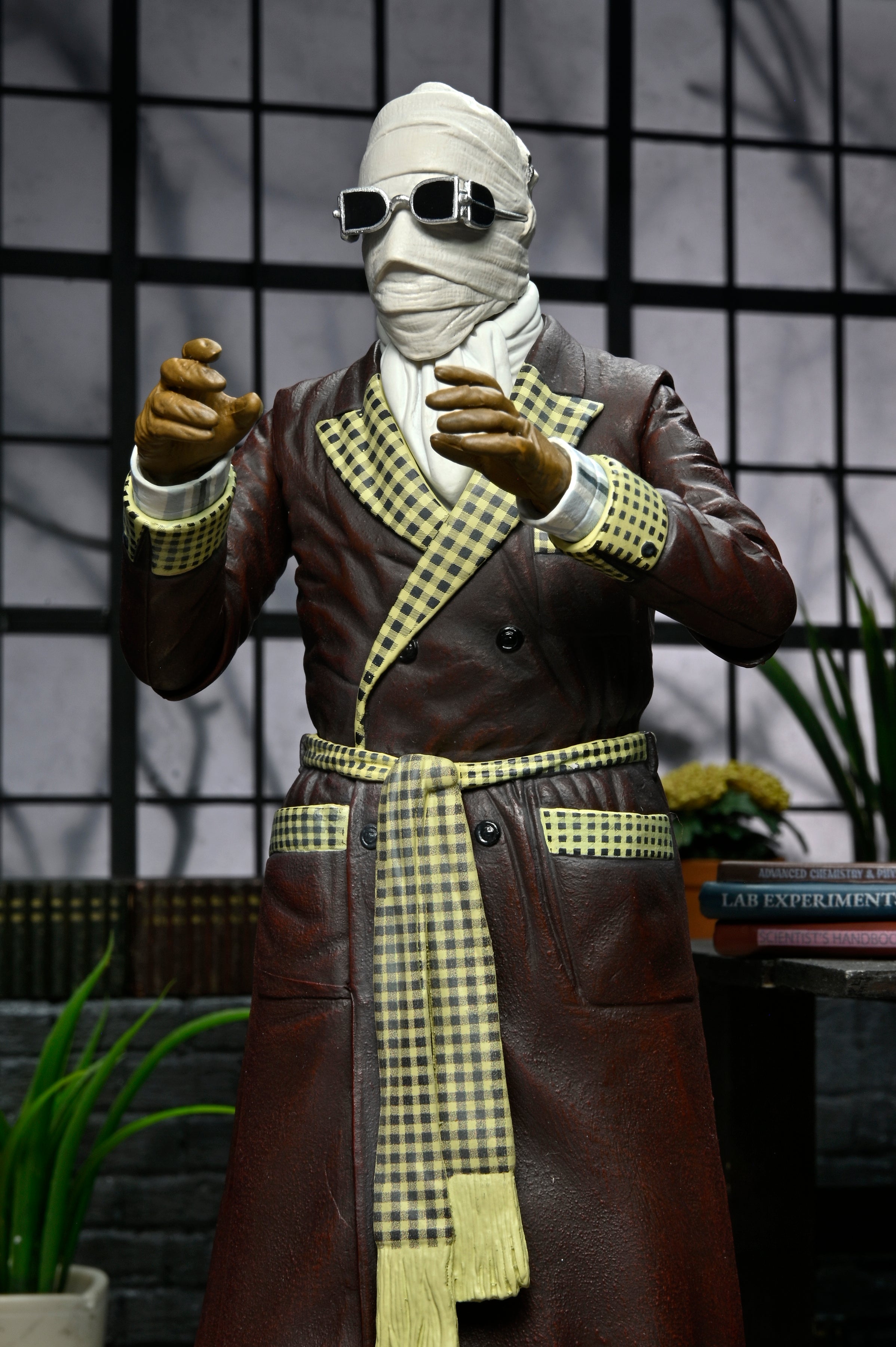 Universal Monsters - Ultimate Invisible Man “Kemp House” 7” Scale Action Figure - NECA