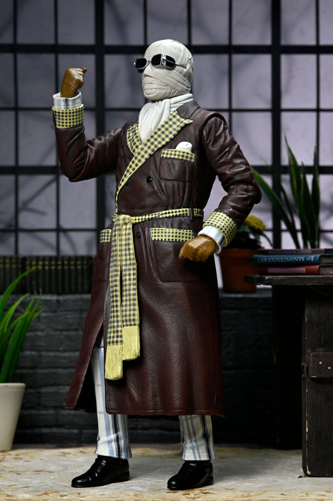 Universal Monsters - Ultimate Invisible Man “Kemp House” 7” Scale Action Figure - NECA
