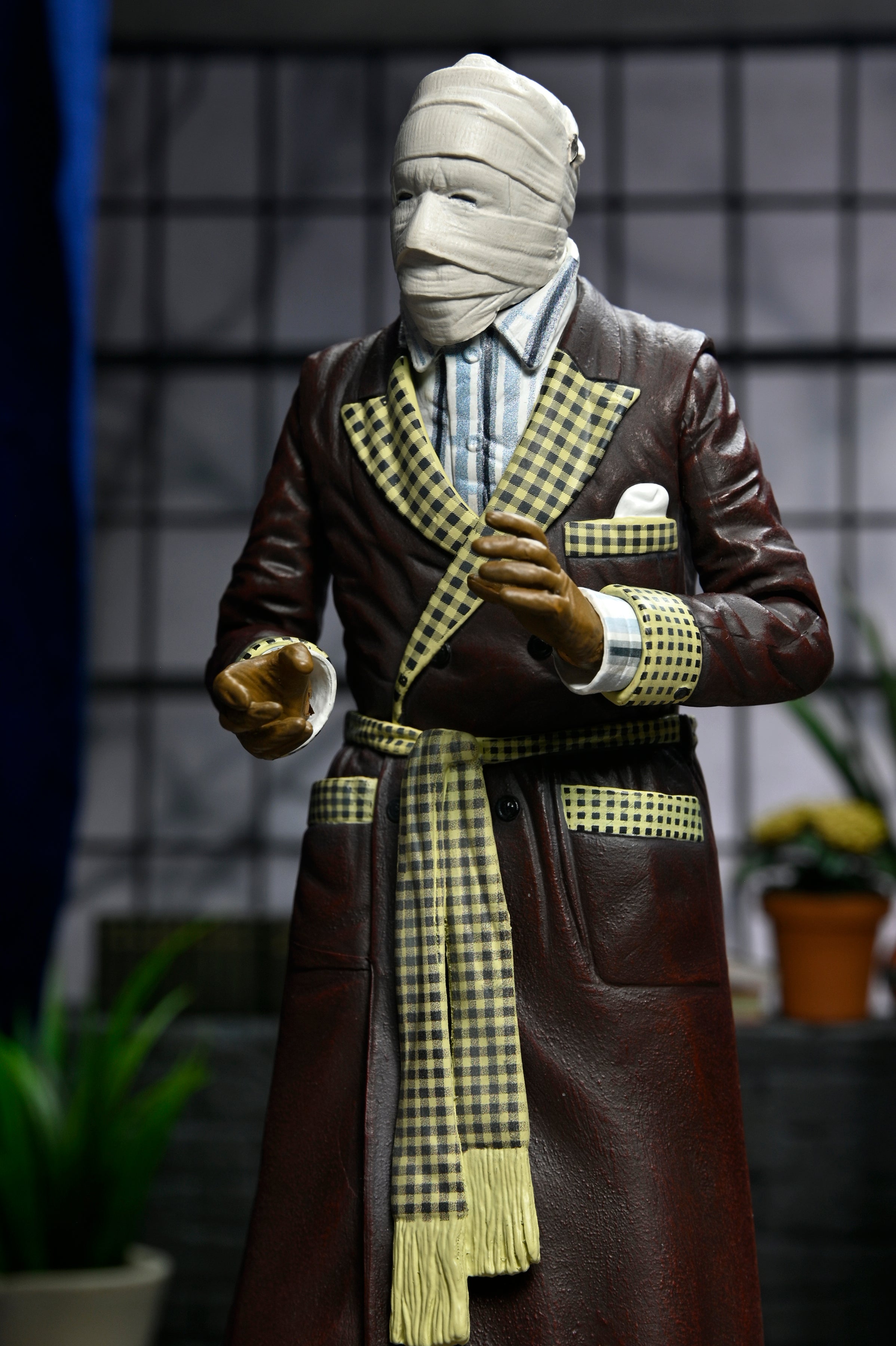 Universal Monsters - Ultimate Invisible Man “Kemp House” 7” Scale Action Figure