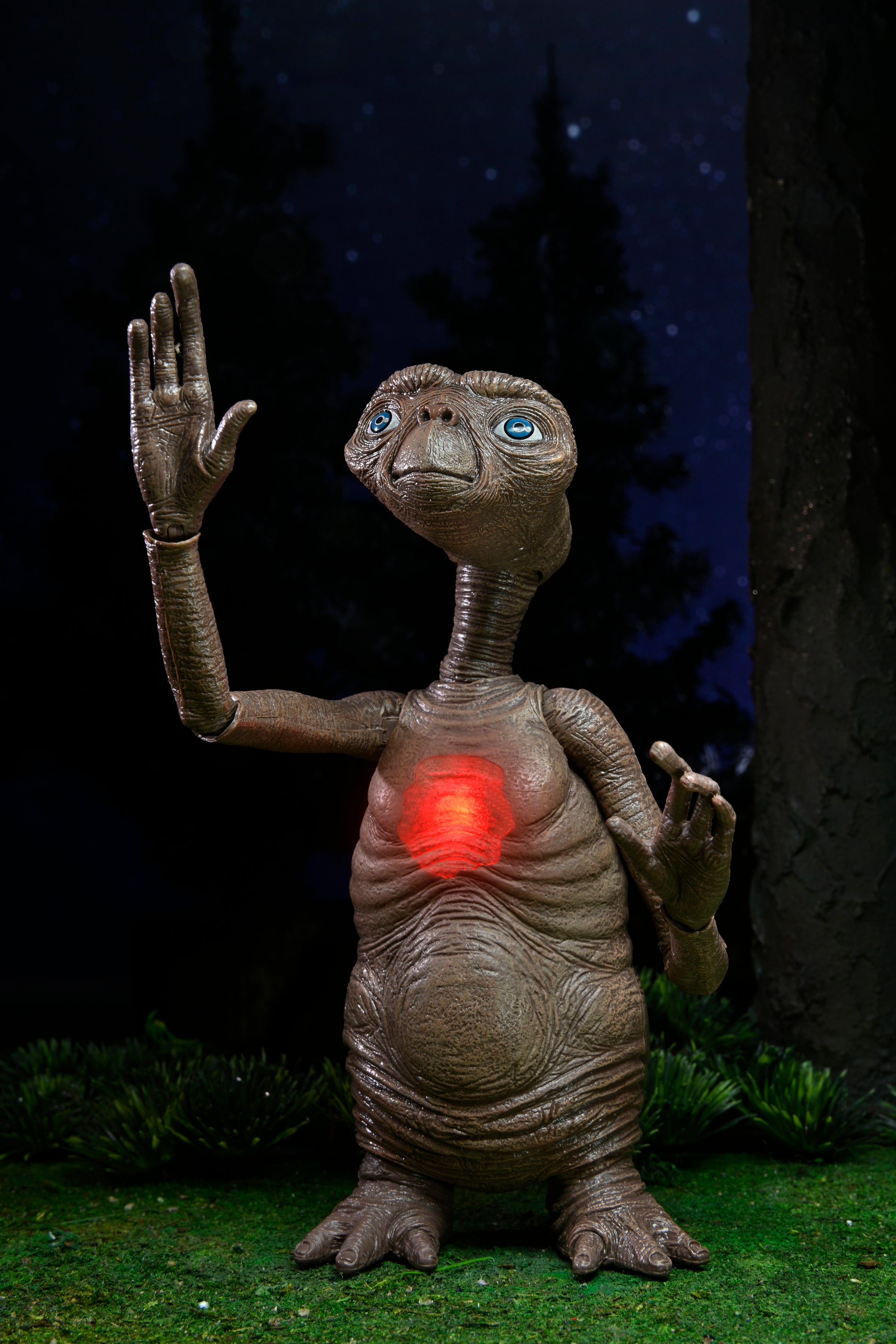 E.T. 40th Anniversary - 7&quot; Scale Action Figure - Ultimate Deluxe E.T. w LED Chest and “Phone Home” Communicator