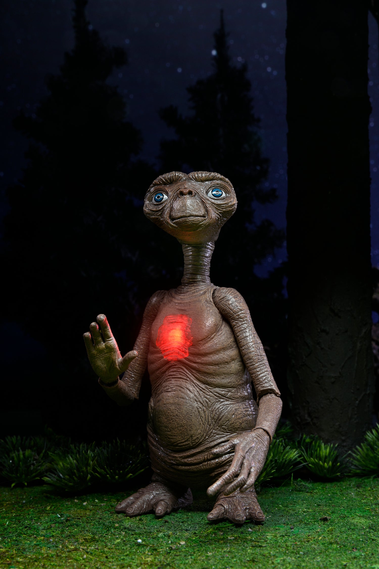 E.T. 40th Anniversary - 7&quot; Scale Action Figure - Ultimate Deluxe E.T. w LED Chest and “Phone Home” Communicator