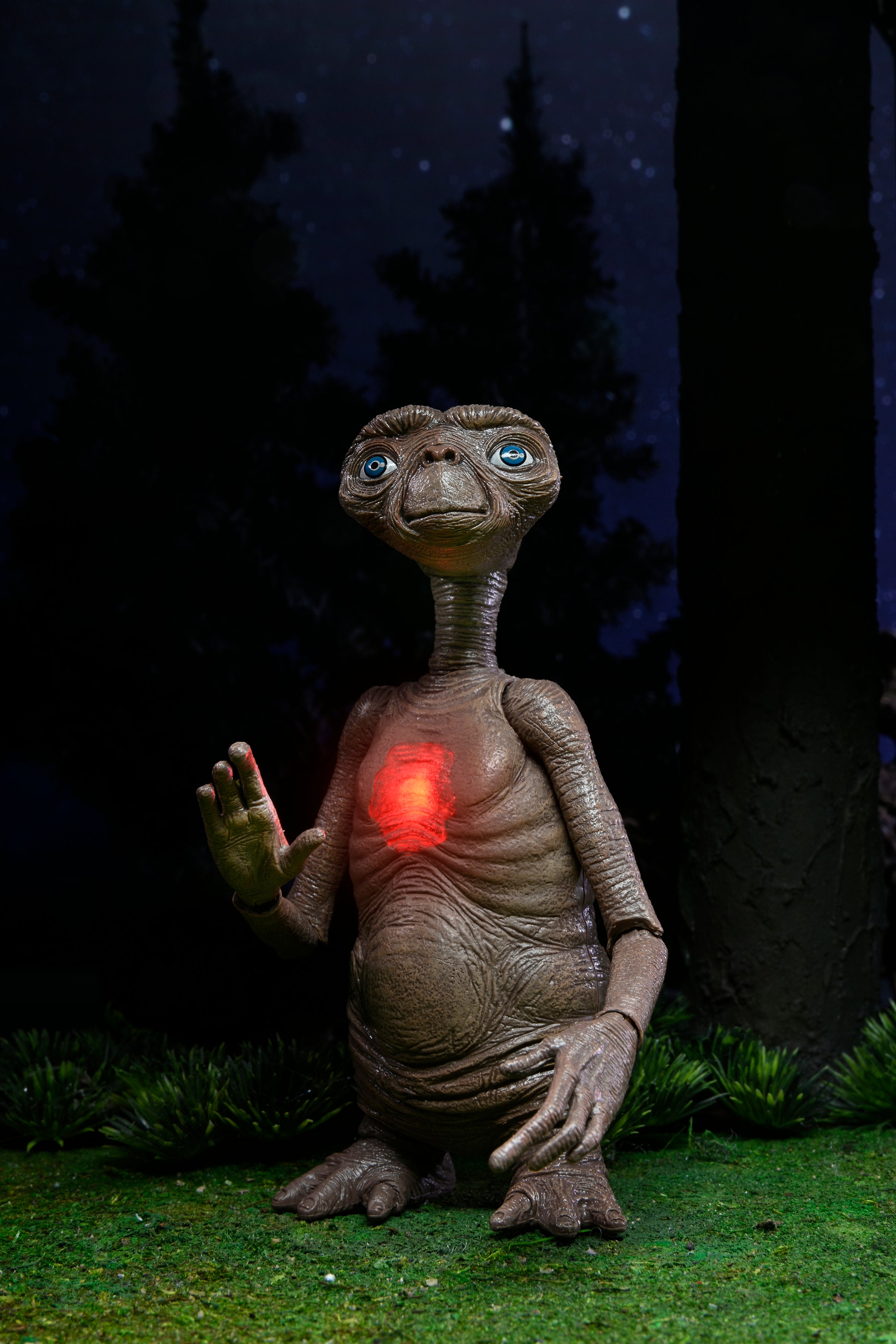 E.T. 40th Anniversary - 7&quot; Scale Action Figure - Ultimate Deluxe E.T. w LED Chest and “Phone Home” Communicator