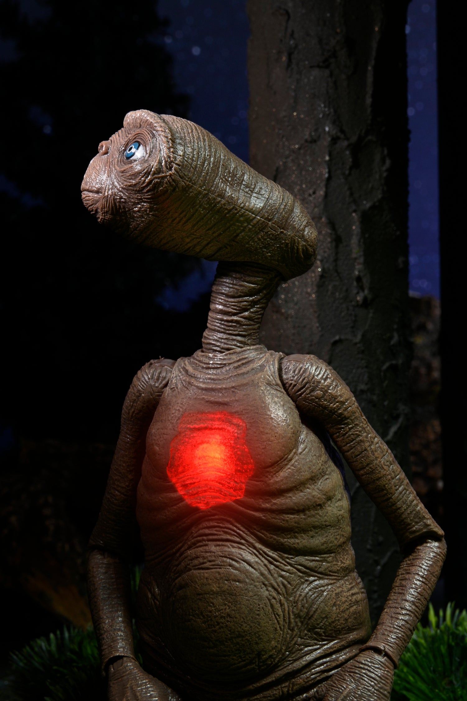 E.T. 40th Anniversary - 7&quot; Scale Action Figure - Ultimate Deluxe E.T. w LED Chest and “Phone Home” Communicator