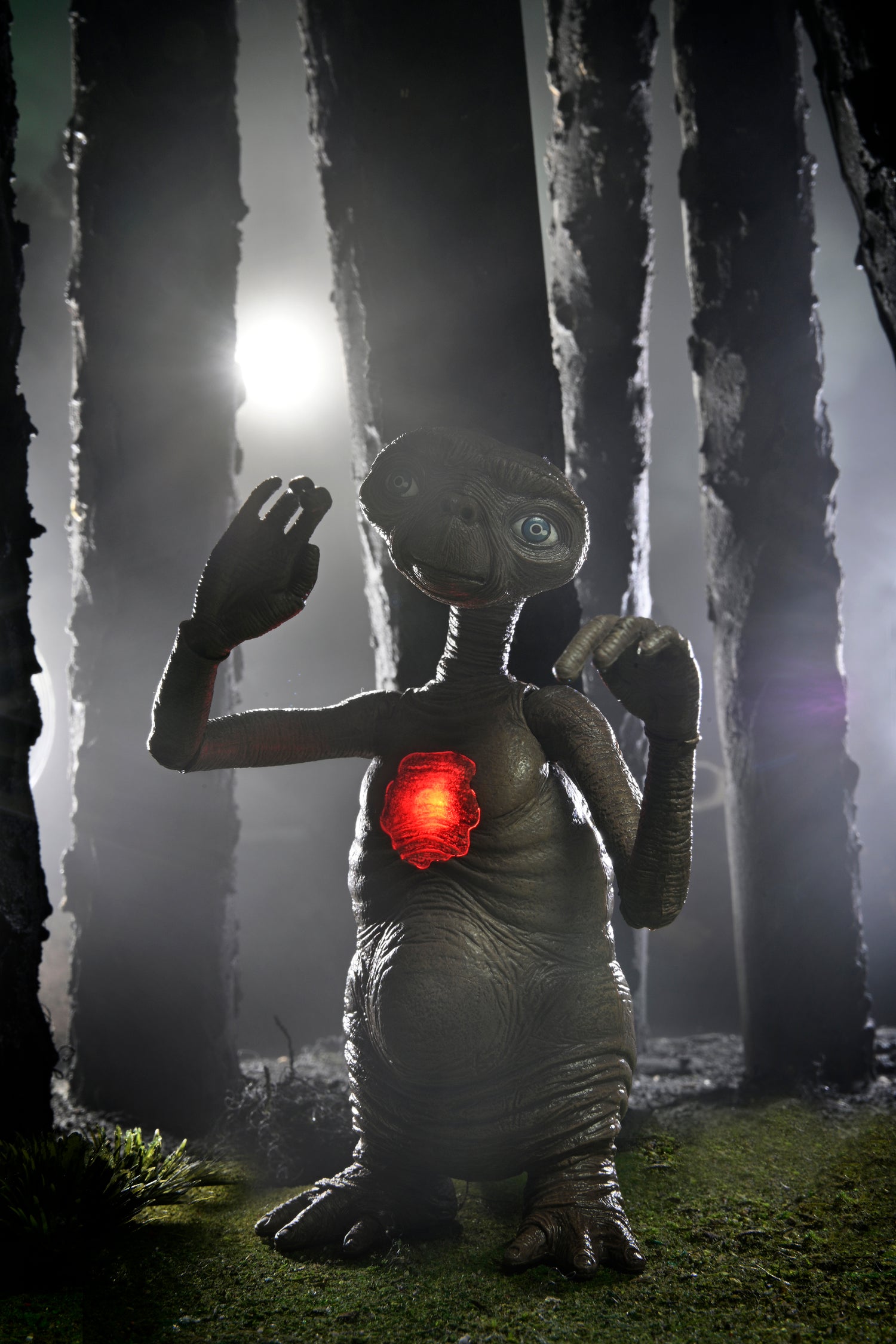 E.T. 40th Anniversary - 7&quot; Scale Action Figure - Ultimate Deluxe E.T. w LED Chest and “Phone Home” Communicator