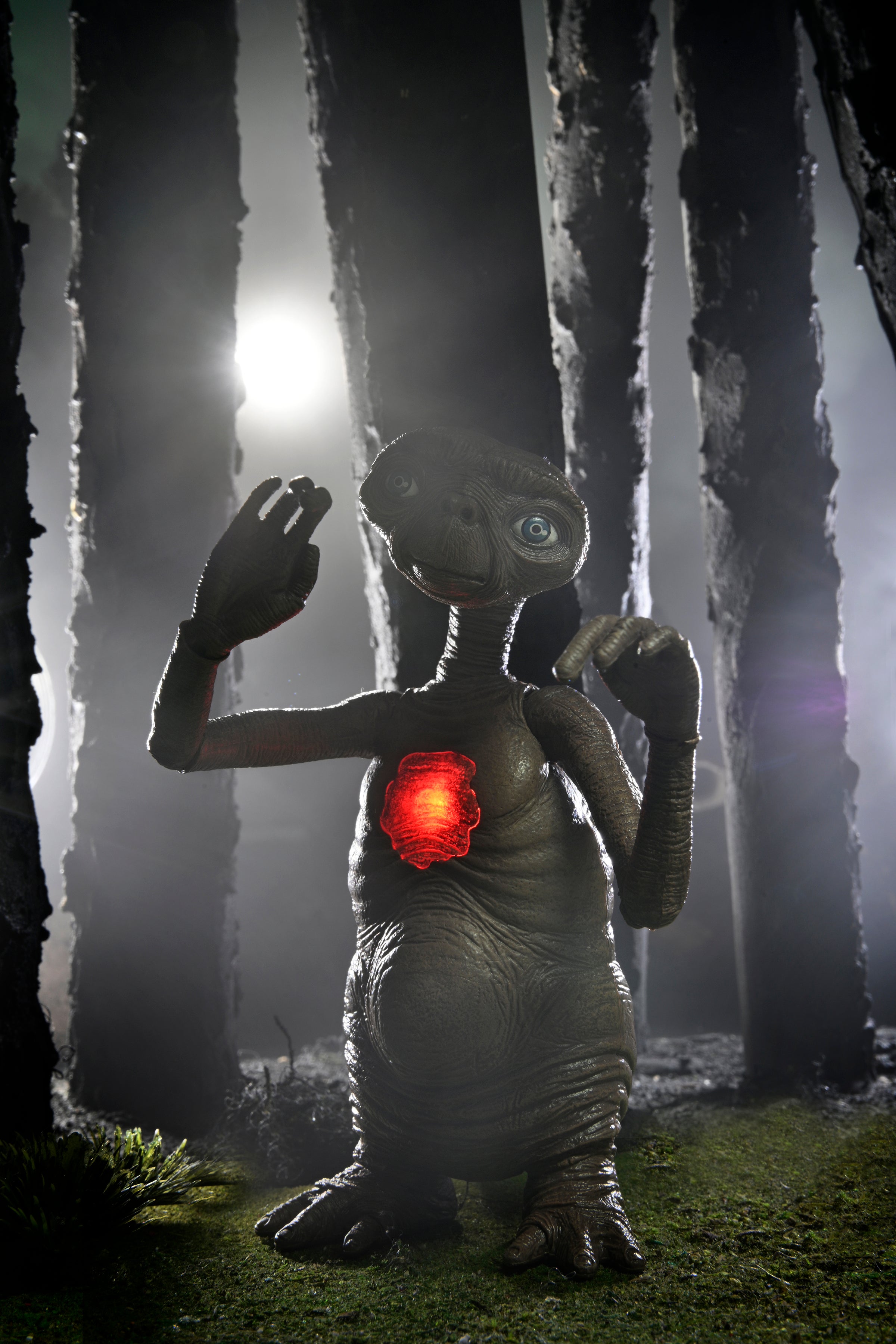 E.T. 40th Anniversary - 7&quot; Scale Action Figure - Ultimate Deluxe E.T. w LED Chest and “Phone Home” Communicator