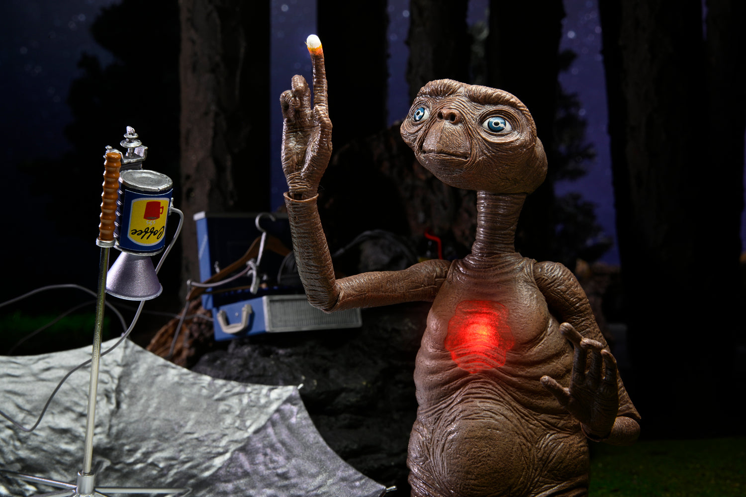 E.T. 40th Anniversary - 7&quot; Scale Action Figure - Ultimate Deluxe E.T. w LED Chest and “Phone Home” Communicator