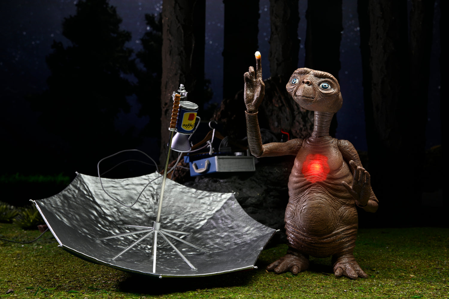 E.T. 40th Anniversary - 7&quot; Scale Action Figure - Ultimate Deluxe E.T. w LED Chest and “Phone Home” Communicator