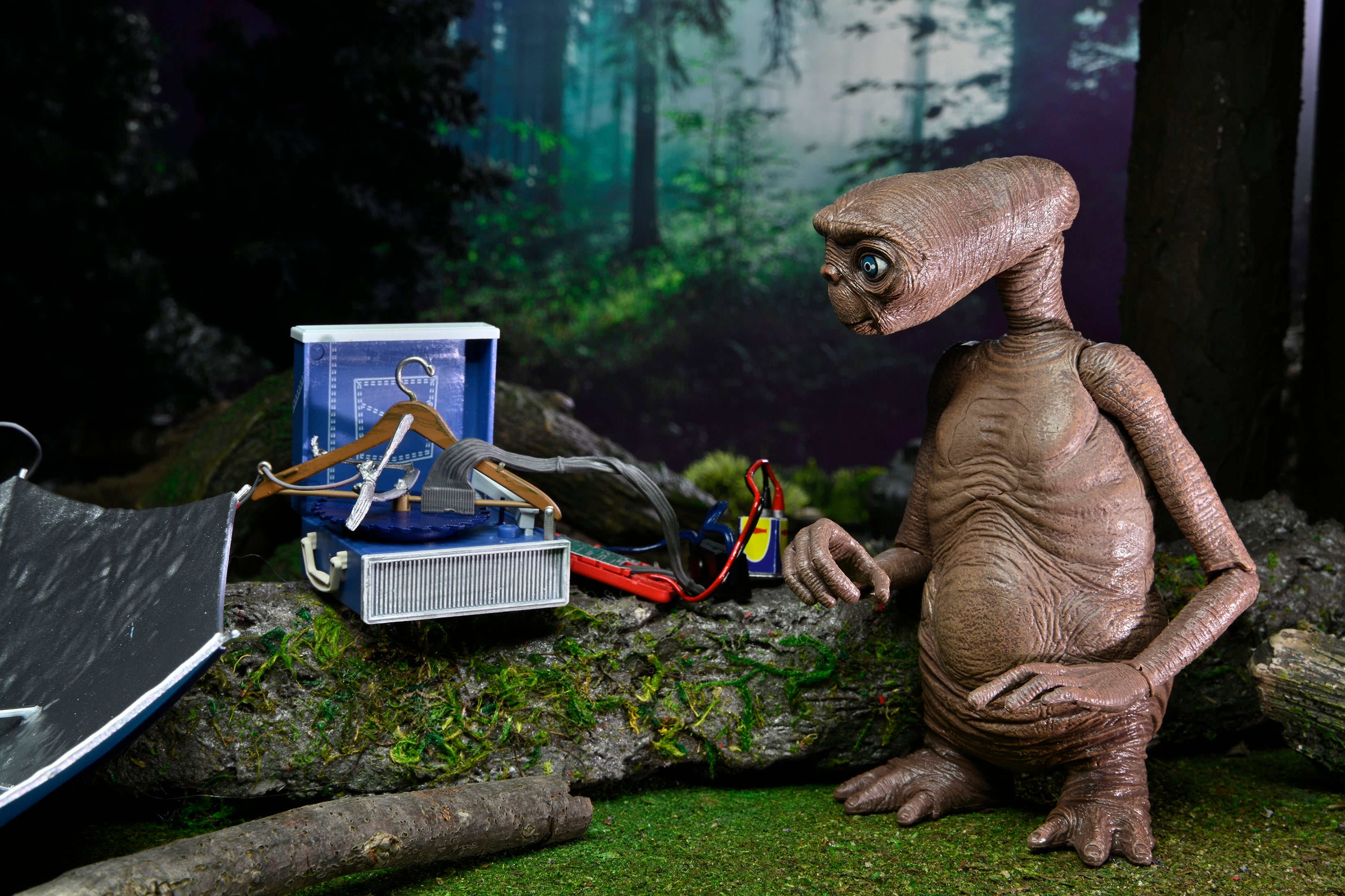 E.T. 40th Anniversary - 7&quot; Scale Action Figure - Ultimate Deluxe E.T. w LED Chest and “Phone Home” Communicator