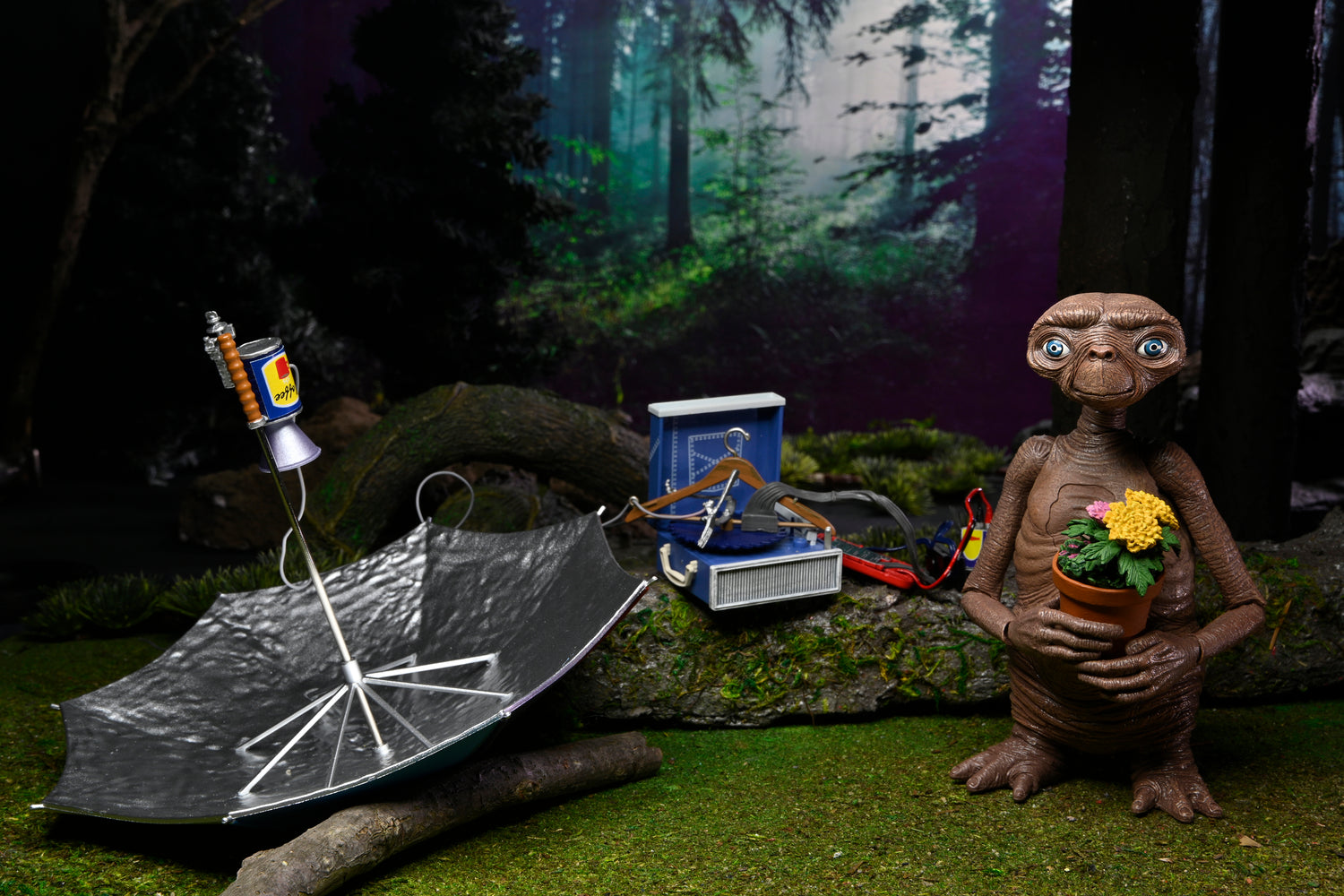 E.T. 40th Anniversary - 7&quot; Scale Action Figure - Ultimate Deluxe E.T. w LED Chest and “Phone Home” Communicator