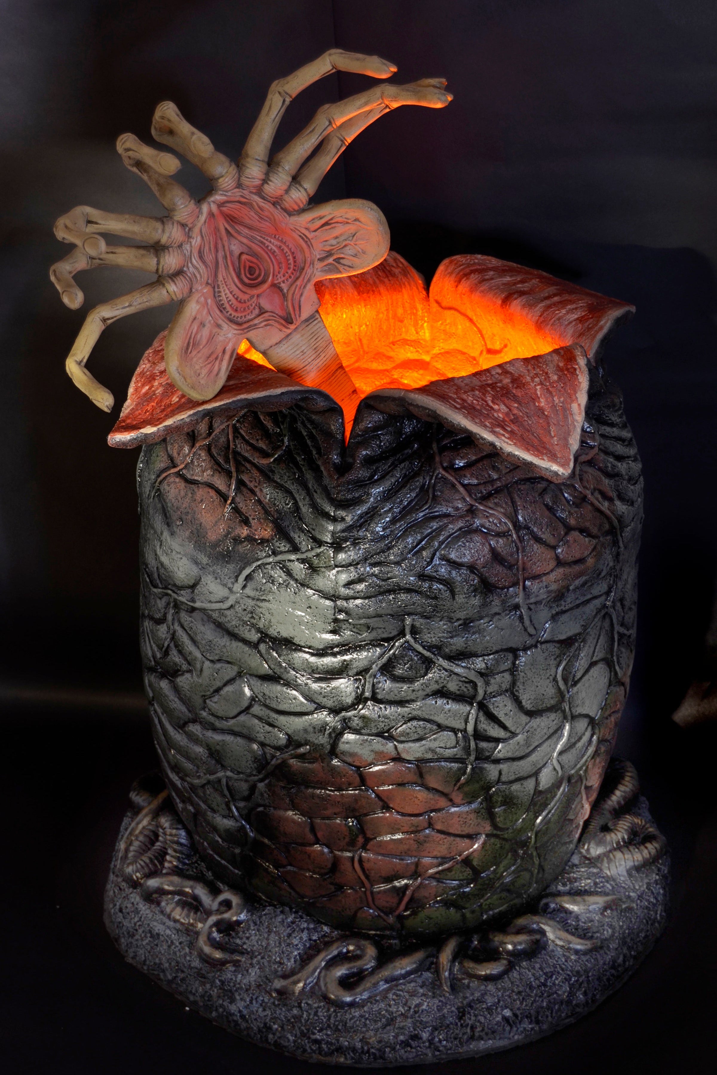 Aliens - Xenomorph Egg Life-Size Replica with LED Lights and Facehugger - NECA