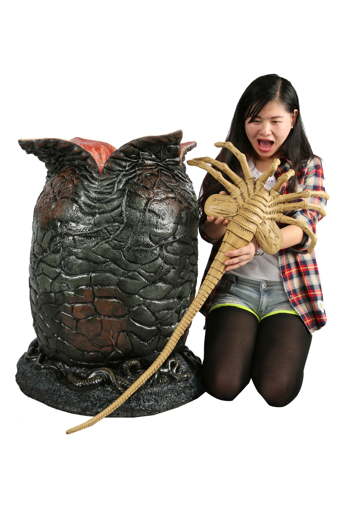 Aliens - Xenomorph Egg Life-Size Replica with LED Lights and Facehugger - NECA