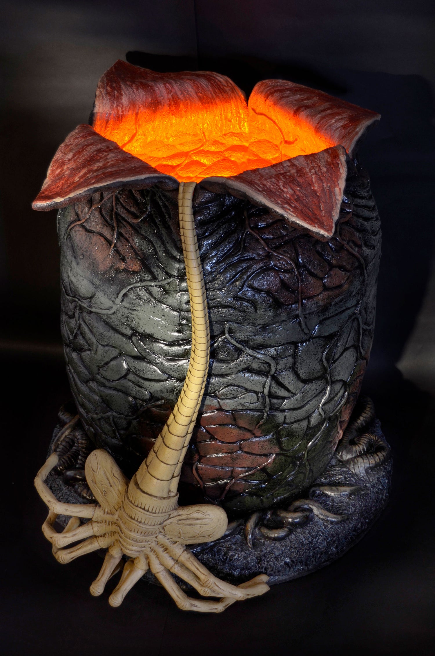Aliens  Life-Size Xenomorph egg replica with LED lights and Facehugger