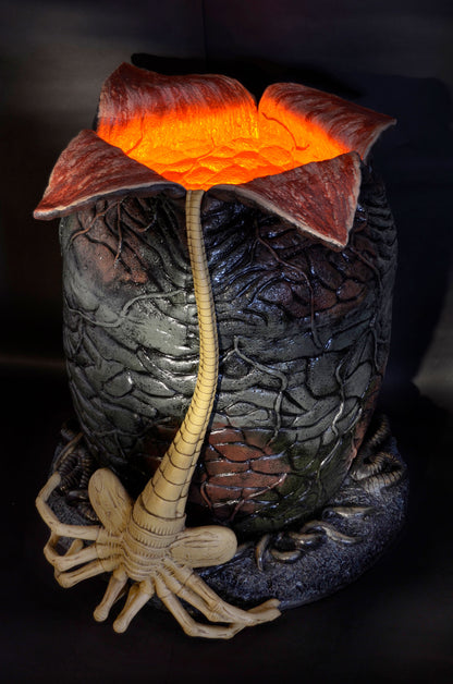Aliens  Life-Size Xenomorph egg replica with LED lights and Facehugger