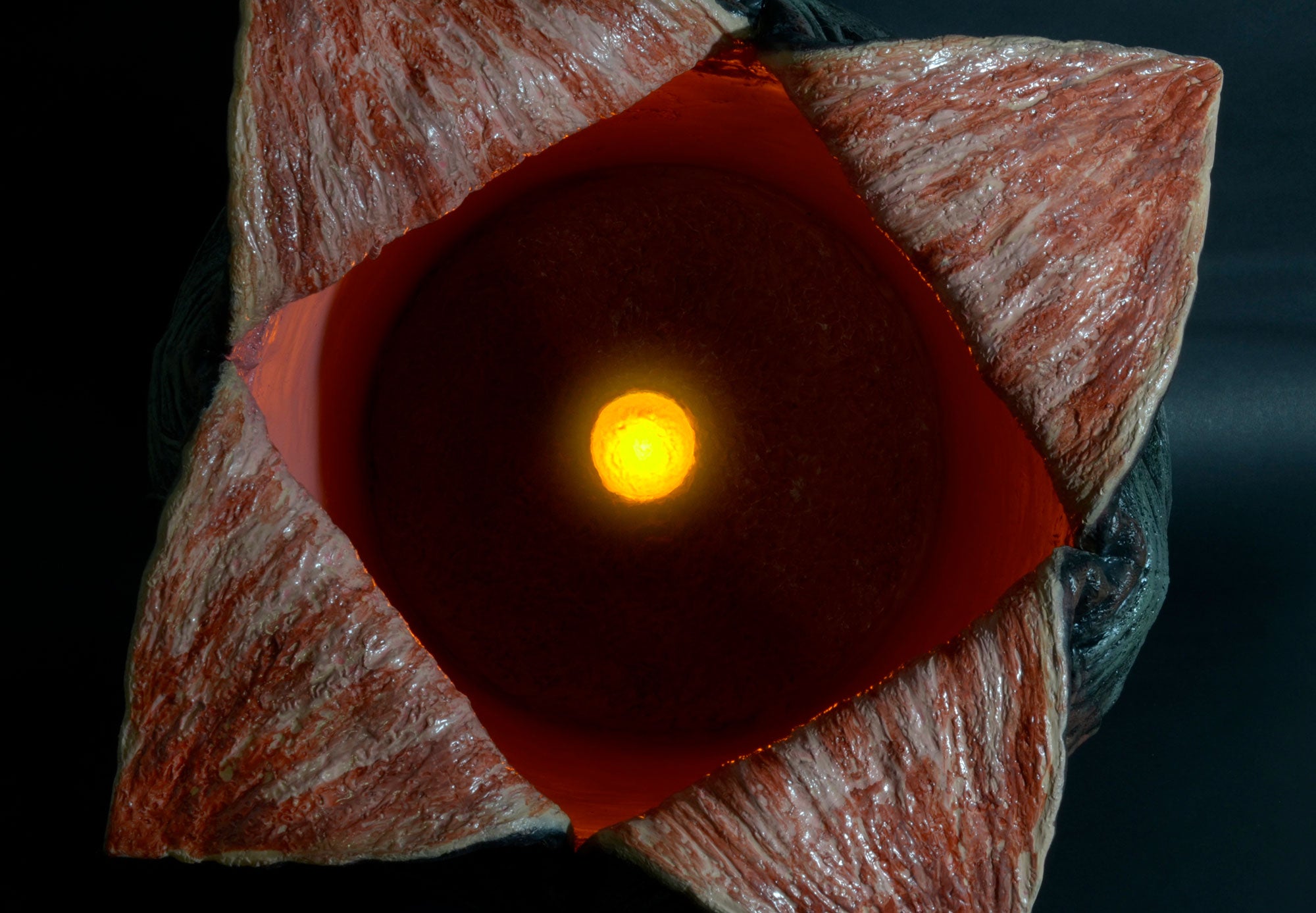 Aliens Xenomorph egg top-view showing light inside