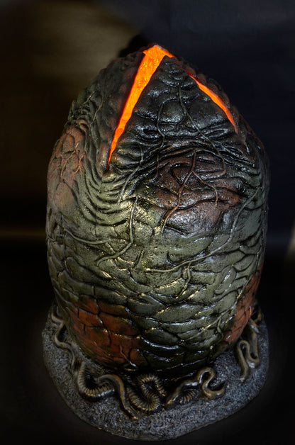 Aliens  Life-Size Xenomorph egg replica with LED lights