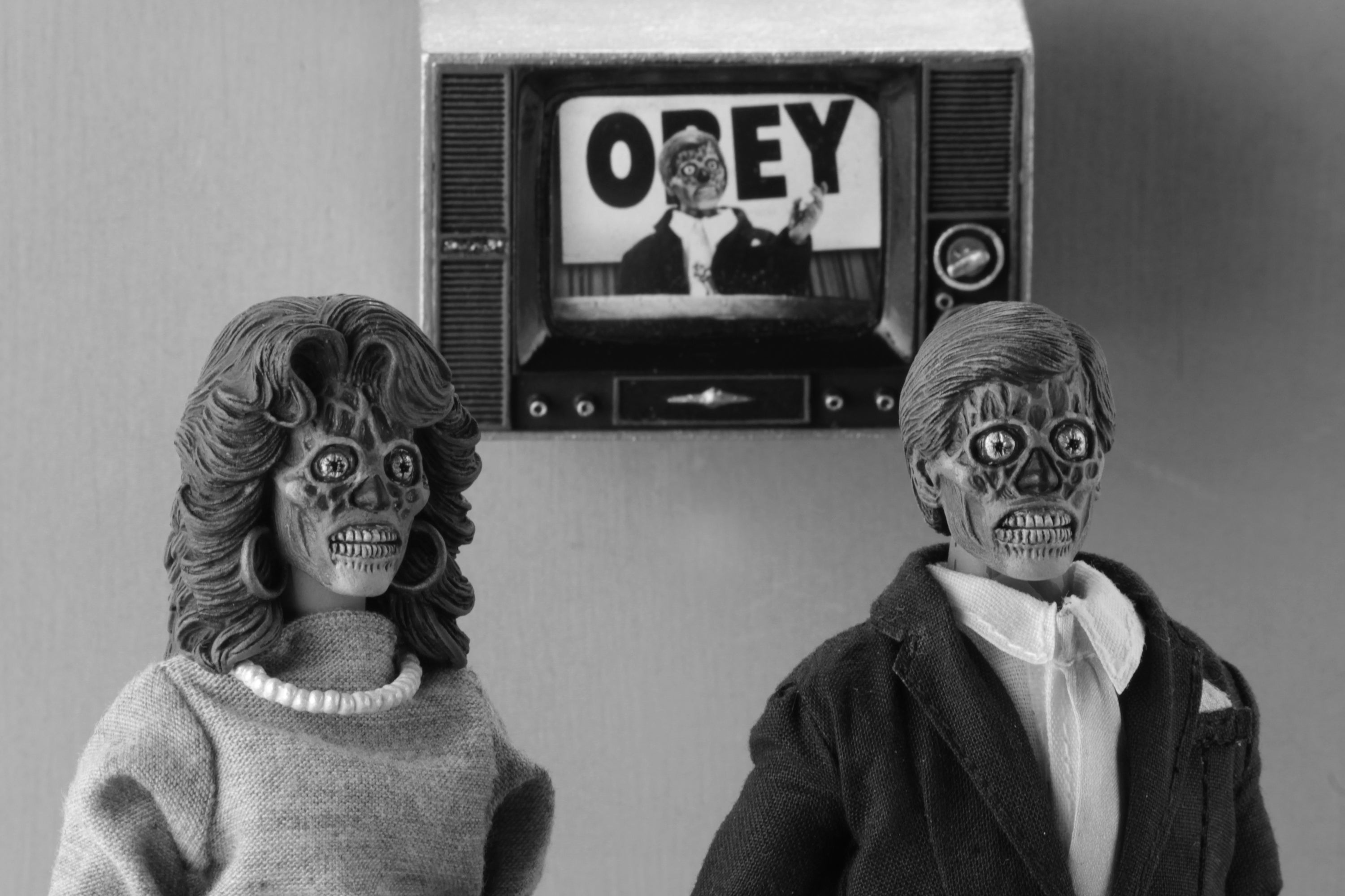 They Live - 8" Clothed Action Figures (Alien 2-Pack)