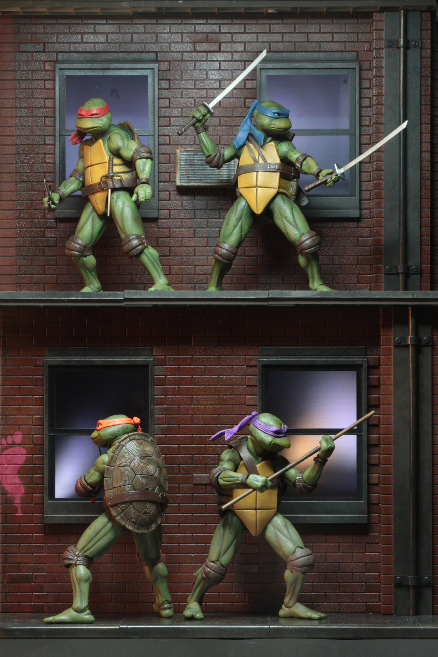 NECA - Action Figures - Teenage Mutant Ninja Turtles (1990 Movie) - Street Scene Diorama and Action Figure Set (2018 Convention Exclusive)